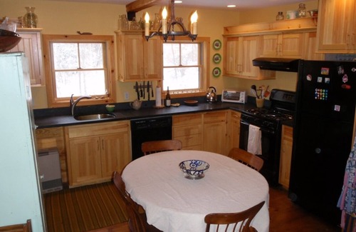 Granville Cabin | Romantic Retreat: Mt. Views, Hot Tub, Movie Theater