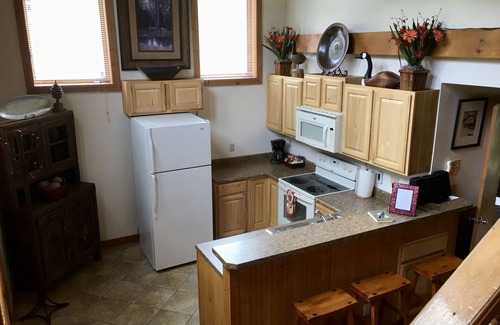 Redstone House | Romantic Riverfront Cottage