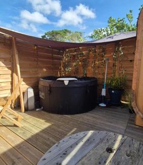Lampaul-Plouarzel Apartment | Romantic room le moutik du bord de mer avec SPA et sauna parking gratuit