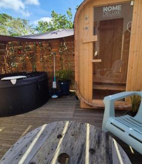 Lampaul-Plouarzel Apartment | Romantic room le moutik du bord de mer avec SPA et sauna parking gratuit