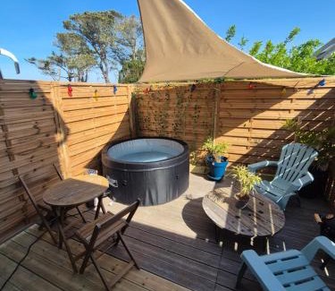 Lampaul-Plouarzel Apartment | Romantic room le moutik du bord de mer avec SPA et sauna parking gratuit