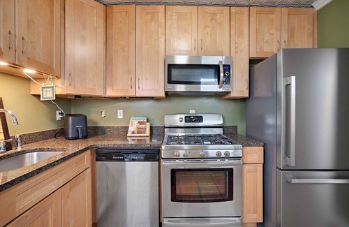 Canton House | Romantic Rowhome, pet friendly + 6 minutes walk from Patterson Park