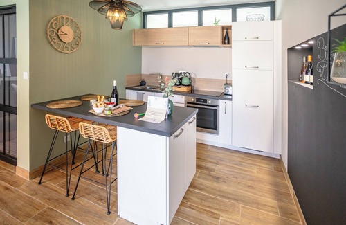 Le Somail House | Romantic suite with private jacuzzi - reversible air conditioning - near Canal du Midi