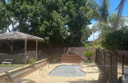 Mornington Villa | Romantic secluded villa with hot tub, tennis court and swimming pool.