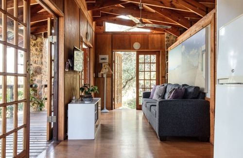 Broederstroom Cottage | Romantic Stone Cottage overlooking the mountains.