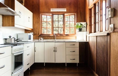 Broederstroom Cottage | Romantic Stone Cottage overlooking the mountains.