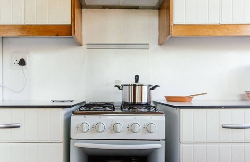 Broederstroom Cottage | Romantic Stone Cottage overlooking the mountains.