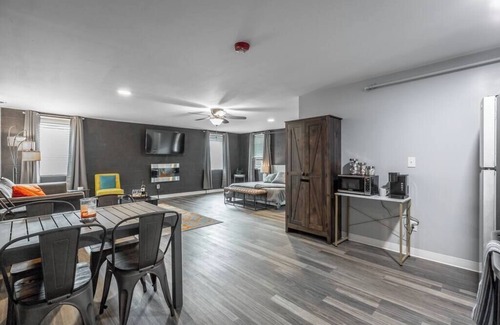 Rock Spring Apartment | Romantic Studio Retreat - King Bed, Fireplace, Close to Chattanooga