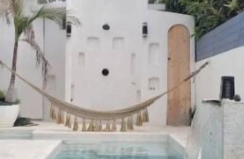 North Long Beach House | Romantic style El y Ella home. nCozy family- sized . .