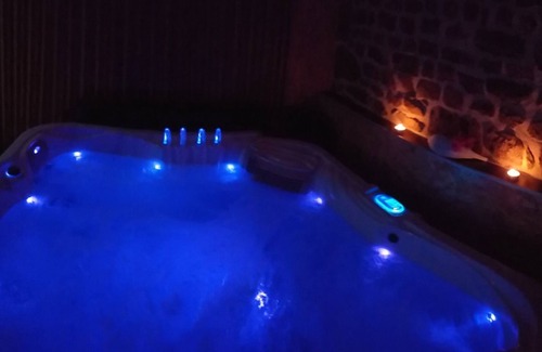 Lonlay-l'Abbaye House | Romantic suite and Jacuzzi Le Ptit Spa de l'Abbaye
