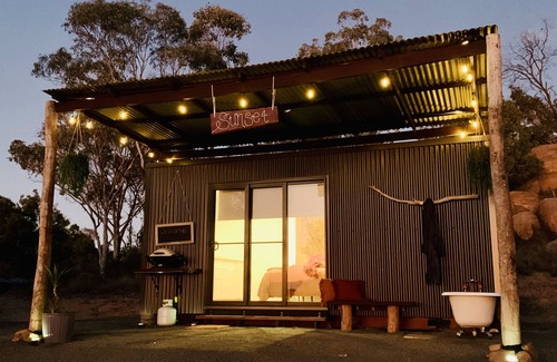 Frog Rock Cabin | Romantic Sunset Cabin set on 25 acre farmstay 5 mins from Mudgee wineries