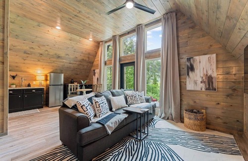Jasper House | Romantic Sunsets Views Couples A Frame & Hot Tub