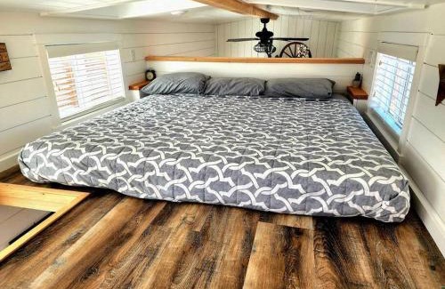 Apple Valley House | Romantic Tiny home with private deck