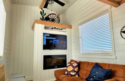 Apple Valley House | Romantic Tiny home with private deck