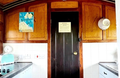 Cadgwith Cabin | Romantic Vintage Carriage in 2 acres!❤️Idyllic location, 5 min walk beach & pub!