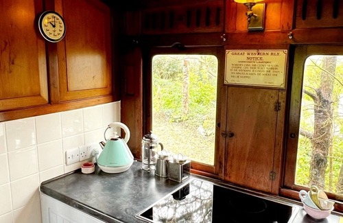 Cadgwith Cabin | Romantic Vintage Carriage in 2 acres!❤️Idyllic location, 5 min walk beach & pub!
