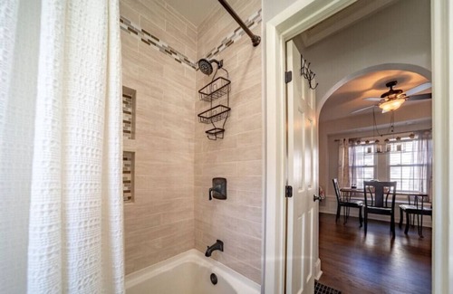 Barberton House | Romantic West Side Cottage, 2/2 sleeps 6-8.