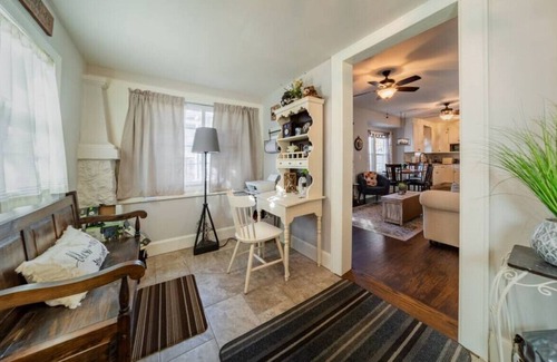 Barberton House | Romantic West Side Cottage, 2/2 sleeps 6-8.