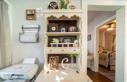 Barberton House | Romantic West Side Cottage, 2/2 sleeps 6-8.