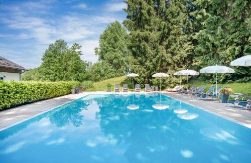Laakirchen Hotel | Romantik Hotel Die Gersberg Alm über Salzburg mit Outdoorpool