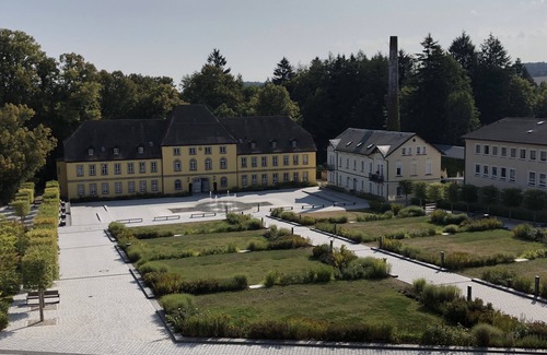 Bad Alexandersbad Apartment | Romantische Ferienwohnung auf 55qm im alten Kurhaus