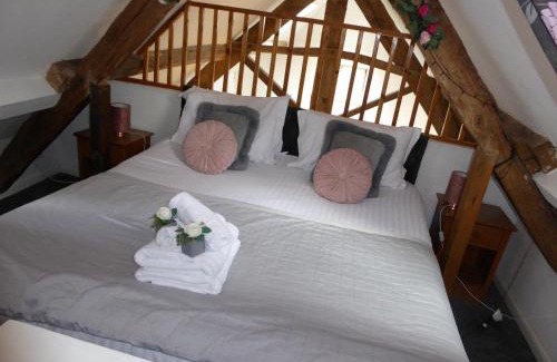 Saintbury House | Romeo Cottage - Sleeps 4 - Open Plan Barn - Private Hot Tub & Garden