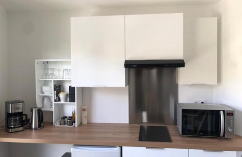 La Metare - Le Portail Rouge Apartment | Rond point Studio Cosy et Central avec Balcon