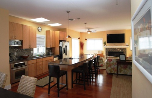 Sandpiper Pines House | Roof Top Deck & Spacious Contemporary Home 3 Blocks to the Beach w/Free Golf, Water Park and More!