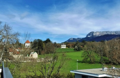 Annecy-le-Vieux Apartment | Rooftop apartment near lake and amenities