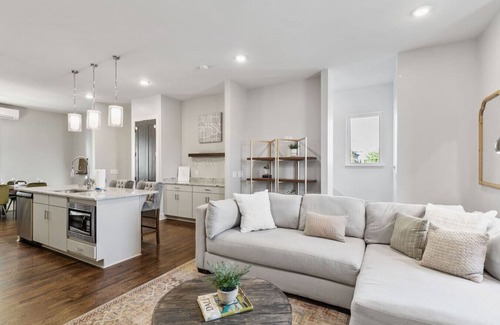East Hill House | Rooftop Deck! Gorgeous Home, 3 Bdrs 3.5 Baths