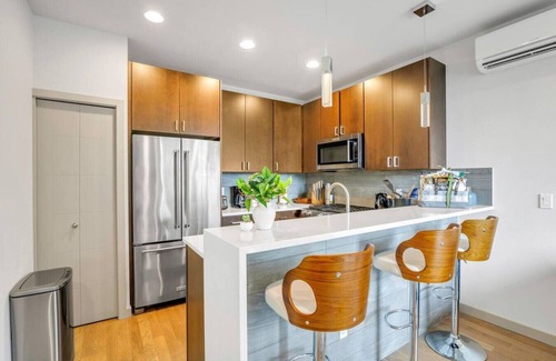 Greenwood House | Rooftop Dining Getaway+ Stunning Views >DT Seattle