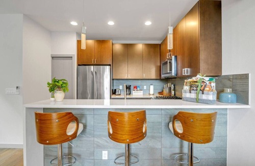 Greenwood House | Rooftop Dining Getaway+ Stunning Views >DT Seattle