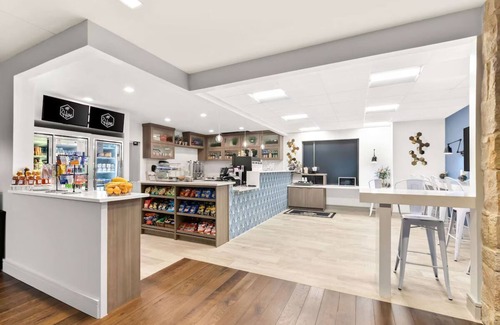 Bee Cave Apartment | Rooftop & Gym Access | Deluxe King Near Shops, Trails, Galleria