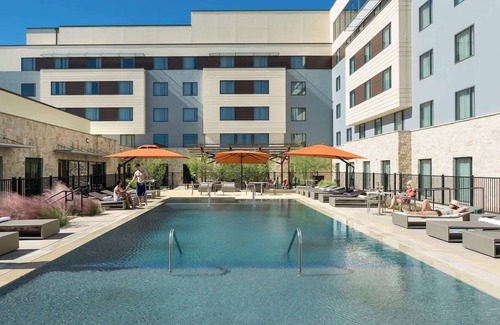 Bee Cave Apartment | Rooftop & Gym Access | Deluxe King Near Shops, Trails, Galleria