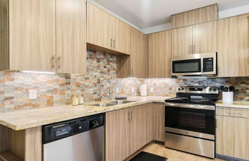 National City Apartment | Rooftop Pool & Hot Tub Family 3 Bdrm Apt