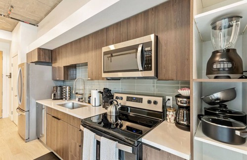 Rio Grande Apartment | Rooftop Pool + Hot tub | Gym | King Bed | Parking