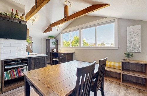 McMinnville Apartment | Rooftop studio with gas fireplace, WiFi, central AC - near restaurants/wineries