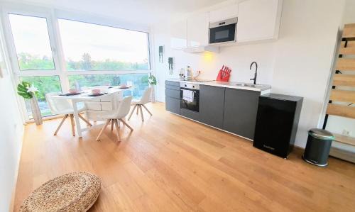 Donaustadt Apartment | Rooftop Terrace, free garage parking and Pool!