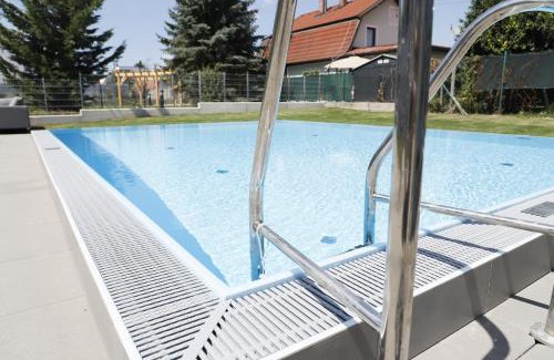 Donaustadt Apartment | Rooftop Terrace, free garage parking and Pool!