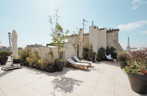 Chaillot Apartment | Rooftop Views of the Arc de Triomphe, by Veeve