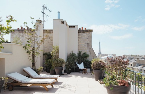 Chaillot Apartment | Rooftop Views of the Arc de Triomphe, by Veeve
