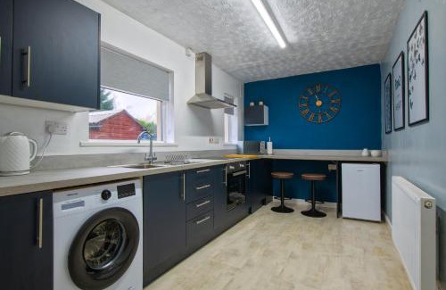Chapeltown House | Rookwood house - spacious home with free parking - Short Stay Leeds