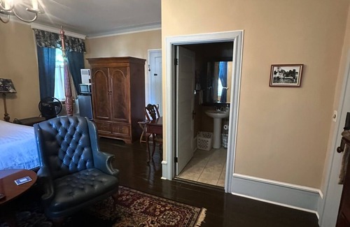 Shelbyville Bed & Breakfast | Room 1 Belmont Inn King on 1st floor In room private bathroom Shelbyville, TN