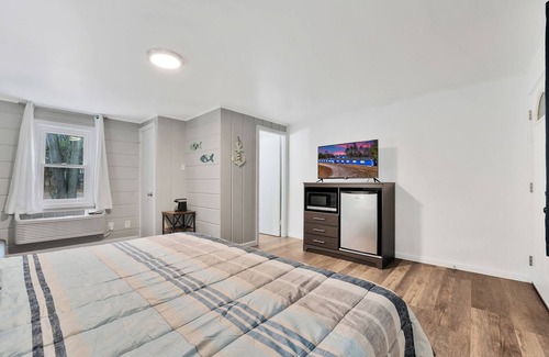 Houghton Lake Hotel | Room #10: Updated King Suite w/small couch