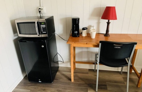 Harper House | Room 11 - Standard Queen - Sleeps 2 - Harper Motel
