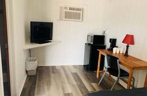Harper House | Room 17 - Standard Queen - Sleeps 2 - Harper Motel