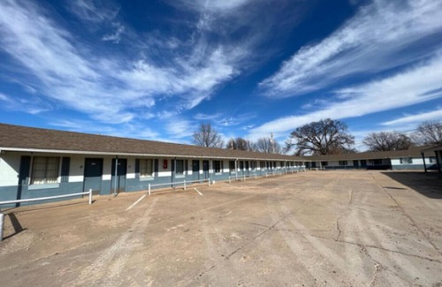Harper House | Room 17 - Standard Queen - Sleeps 2 - Harper Motel