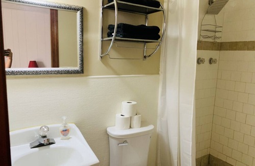 Harper House | Room 17 - Standard Queen - Sleeps 2 - Harper Motel
