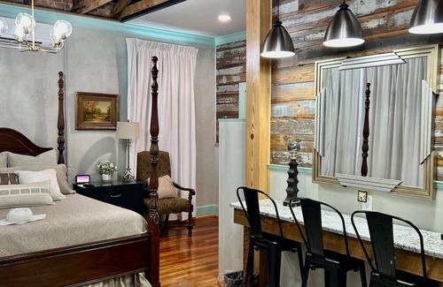 Carthage Hotel | Room 2 (sleeps 2) at Chipley's Squareview Inn