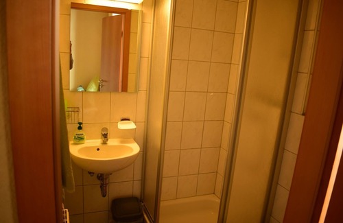 Munderkingen Apartment | Room 25 with shower and toilet